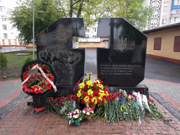 Пам’ять про загиблих в АТО нацгвардійців увіковічнили у мармурі на сайті 20minut.ua Пам’ять про загиблих в АТО нацгвардійців увіковічнили у мармурі, фото №1 на сайті 20minut.ua