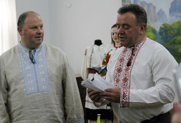 Спецпогашення до Дня вишиванки. В Краєзнавчому марки з Джамалою розібрали найпершими., фото №2 на сайті 20minut.ua