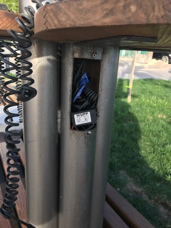 Кабелі на другому “сонячному дереві” уже обірвані (ФОТО), фото №2 на сайті 20minut.ua