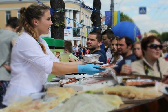 Фестиваль вуличної їжі: смажили поросят на вертелі та варили каву від сонця, фото №7 на сайті 20minut.ua