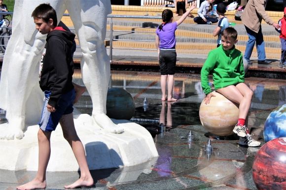 «Тіпа Шварценеггер!» Діти обожнюють фонтан з планетами (ФОТО), фото №4 на сайті 20minut.ua
