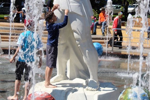 «Тіпа Шварценеггер!» Діти обожнюють фонтан з планетами (ФОТО), фото №1 на сайті 20minut.ua