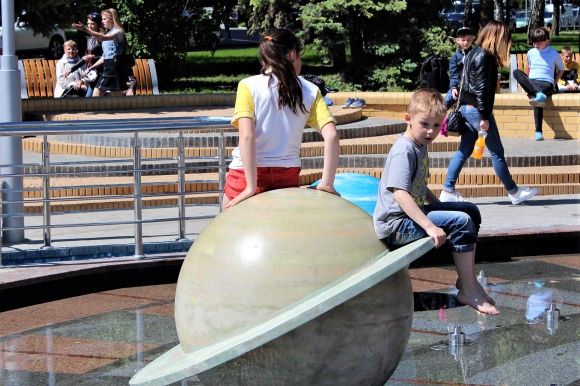 «Тіпа Шварценеггер!» Діти обожнюють фонтан з планетами (ФОТО), фото №5 на сайті 20minut.ua