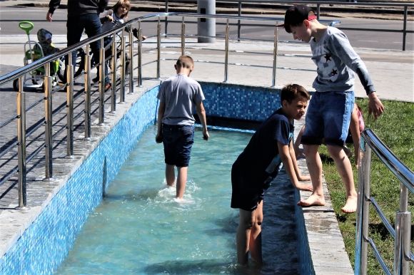 «Тіпа Шварценеггер!» Діти обожнюють фонтан з планетами (ФОТО), фото №6 на сайті 20minut.ua