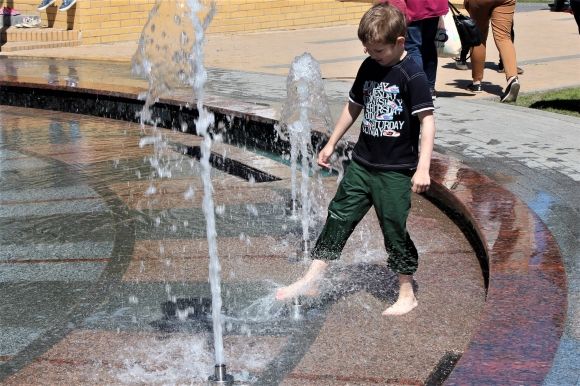 «Тіпа Шварценеггер!» Діти обожнюють фонтан з планетами (ФОТО), фото №2 на сайті 20minut.ua