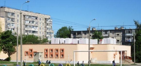 По вулиці М.Кошки утеплюють дах 16-тої школи. ФОТО, фото №1 на сайті 20minut.ua