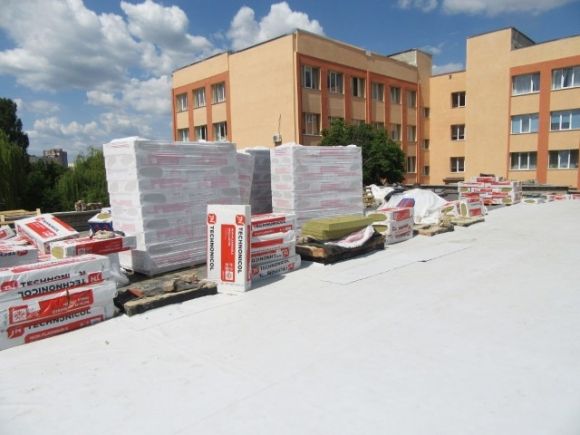 По вулиці М.Кошки утеплюють дах 16-тої школи. ФОТО, фото №3 на сайті 20minut.ua