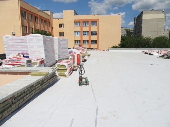 По вулиці М.Кошки утеплюють дах 16-тої школи. ФОТО, фото №2 на сайті 20minut.ua