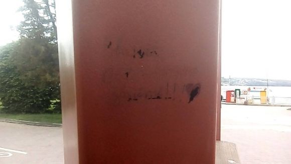 Тернополянин заставив неповнолітню стерти надпис на "сонячному дереві" на сайті 20minut.ua Тернополянин заставив неповнолітню стерти надпис на "сонячному дереві", фото №2 на сайті 20minut.ua