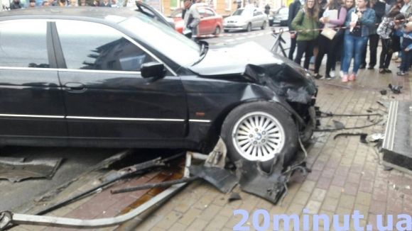 У Центрі водій на BMW збив студентку на тротуарі (оновлене), фото №5 на сайті 20minut.ua