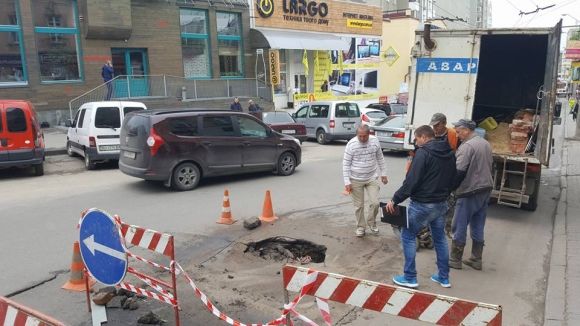 На Шептицького уже вп'яте провалився асфальт, фото №1 на сайті 20minut.ua