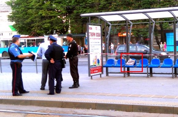 На Пирогова «замінували» зупинку, а патрульні поклали чоловіка обличчям в асфальт (ВІДЕО), фото №2 на сайті 20minut.ua