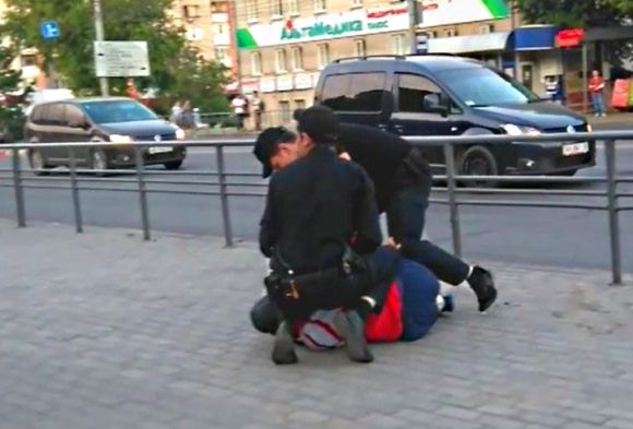 На Пирогова «замінували» зупинку, а патрульні поклали чоловіка обличчям в асфальт (ВІДЕО), фото №1 на сайті 20minut.ua
