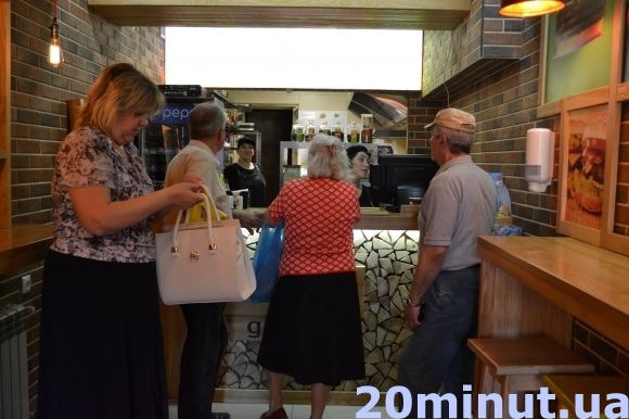 Фотофакт: кам’янецке бургер-кафе безкоштовно пригощав АТО-вців та пенсіонерів на сайті 20minut.ua Фотофакт: кам’янецке бургер-кафе безкоштовно пригощав АТО-вців та пенсіонерів, фото №2 на сайті 20minut.ua