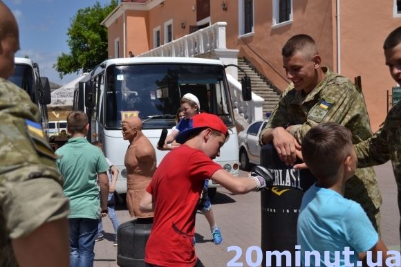 Із дресированими вівчарками та відбитками пальців: у Кам’янці почали відзначати День захисту дітей, фото №12 на сайті 20minut.ua