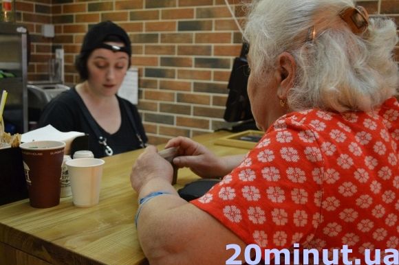 Фотофакт: кам’янецке бургер-кафе безкоштовно пригощав АТО-вців та пенсіонерів на сайті 20minut.ua Фотофакт: кам’янецке бургер-кафе безкоштовно пригощав АТО-вців та пенсіонерів, фото №1 на сайті 20minut.ua