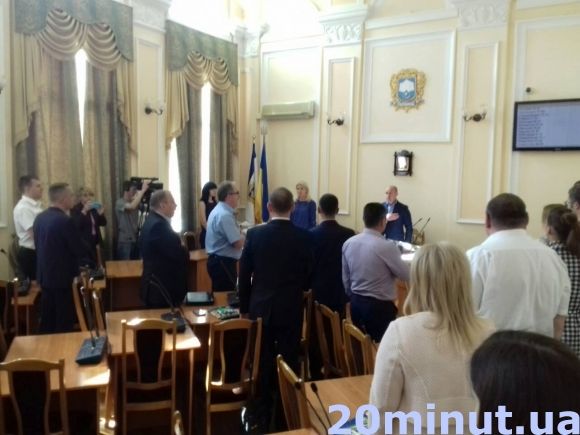 На підступах до міськради - блокпост - перед сесією усіх перевіряють металошукачем (оновлене), фото №1 на сайті 20minut.ua