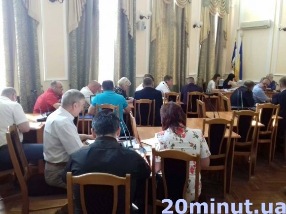 На підступах до міськради - блокпост - перед сесією усіх перевіряють металошукачем (оновлене), фото №2 на сайті 20minut.ua