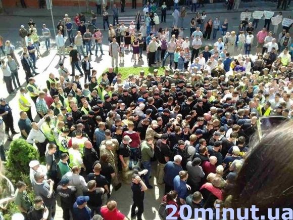 На підступах до міськради - блокпост - перед сесією усіх перевіряють металошукачем (оновлене), фото №3 на сайті 20minut.ua