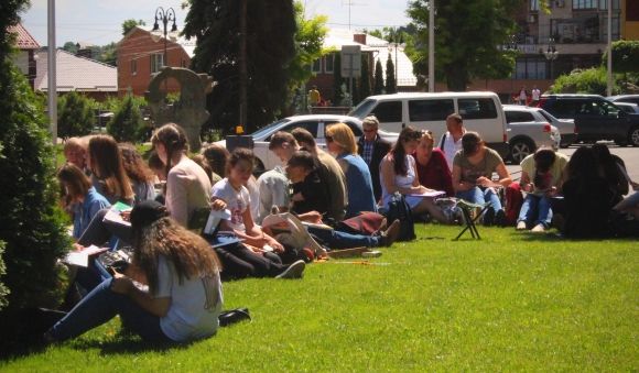 Посидіти на траві та помалювати: у Вінниці відкрили «Мистецькі вихідні» (ФОТОРЕПОРТАЖ), фото №11 на сайті 20minut.ua