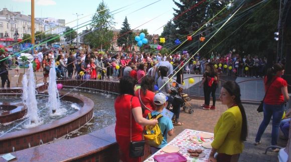 Посидіти на траві та помалювати: у Вінниці відкрили «Мистецькі вихідні» (ФОТОРЕПОРТАЖ), фото №3 на сайті 20minut.ua