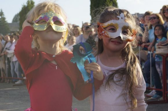 Новини Вінниці - фото з Гучна прем'єра: Як у Тульчині поставили оперу просто неба (ФОТОРЕПОРТАЖ) Дівчинки Іринка (в білому платті) та Христинка танцювали під музику оркестру. Їх батьки розповіли, що саме доньки потягнули на OPERAFEST