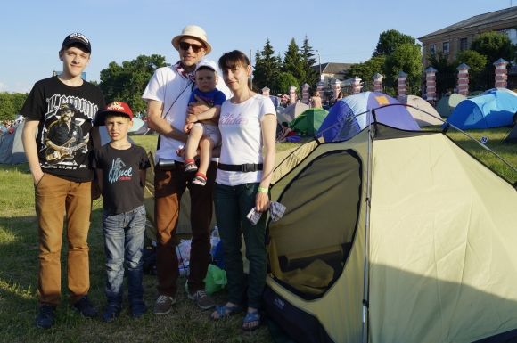 Новини Вінниці - фото з Гучна прем'єра: Як у Тульчині поставили оперу просто неба (ФОТОРЕПОРТАЖ) На ночівлю у наметовому містечку попередньо зареєструвалися близько 300 гостей. Андрій з Вікторією приїхали з Вінниці із трьома дітьми