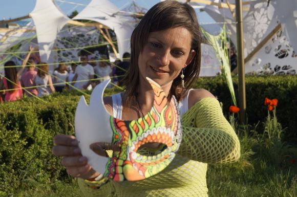 Новини Вінниці - фото з Гучна прем'єра: Як у Тульчині поставили оперу просто неба (ФОТОРЕПОРТАЖ) Театральні маски розмальовували флуоресцентними фарбами. Уночі вони світилися під ультрафіолетовими лампами