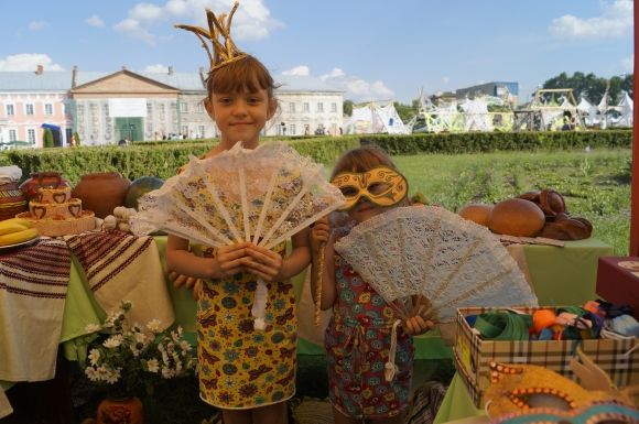 Новини Вінниці - фото з Гучна прем'єра: Як у Тульчині поставили оперу просто неба (ФОТОРЕПОРТАЖ) Діана та Вероніка Мазур приміряють театральний реквізит. Дівчата займаються вокалом і мріють виступати на великих сценах