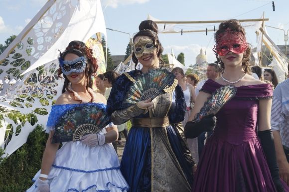 Новини Вінниці - фото з Гучна прем'єра: Як у Тульчині поставили оперу просто неба (ФОТОРЕПОРТАЖ) Актори театру перформансу «Коло світла» дефілювали у вечірніх сукнях. Дванадцять учасниць сьогодні виступатимуть у мюзиклі «Танець вампірів»