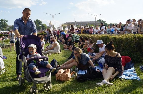 Новини Вінниці - фото з Гучна прем'єра: Як у Тульчині поставили оперу просто неба (ФОТОРЕПОРТАЖ) Слухачі, яким не вистачило місця на стільцях перед сценою, розсаджувалися на газоні. Багато людей приносили з собою ковдри та туристичні килимки