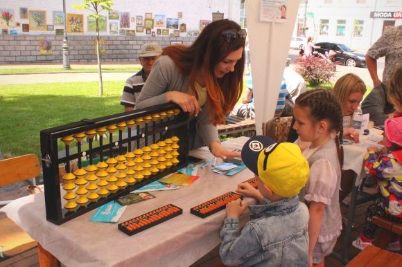 Посидіти на траві та помалювати: у Вінниці відкрили «Мистецькі вихідні» (ФОТОРЕПОРТАЖ), фото №1 на сайті 20minut.ua