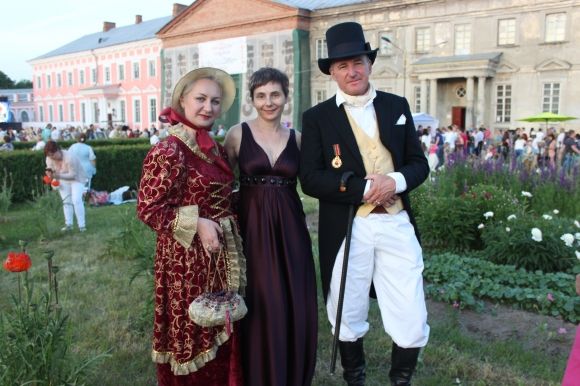 Новини Вінниці - фото з Гучна прем'єра: Як у Тульчині поставили оперу просто неба (ФОТОРЕПОРТАЖ) Анна та Влад з подругою (в центрі) прийшли у костюмах історичного періоду Потоцьких. Подружжя займається реконструкцією і найближчим часом планує взяти участь в останній великій битві Наполеона при Ватерлоо