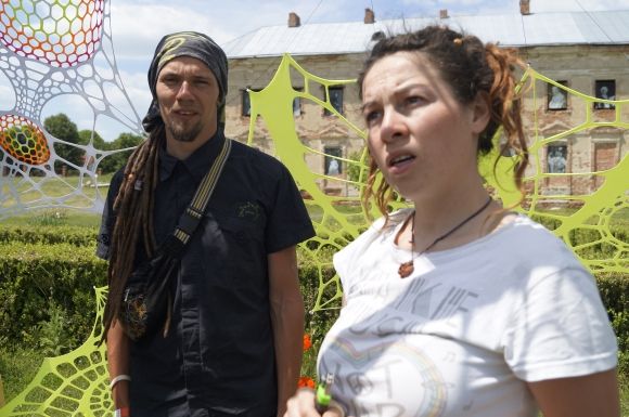 Новини Вінниці - фото з Гучна прем'єра: Як у Тульчині поставили оперу просто неба (ФОТОРЕПОРТАЖ) Антоніна з Андрієм - одна з трьох команд, які створили для фестивалю флюрарт локацію. Цей вид мистецтва лише почав розвиватися в Україні