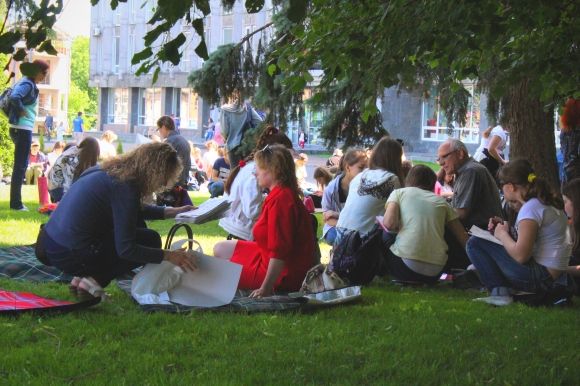 Посидіти на траві та помалювати: у Вінниці відкрили «Мистецькі вихідні» (ФОТОРЕПОРТАЖ), фото №10 на сайті 20minut.ua