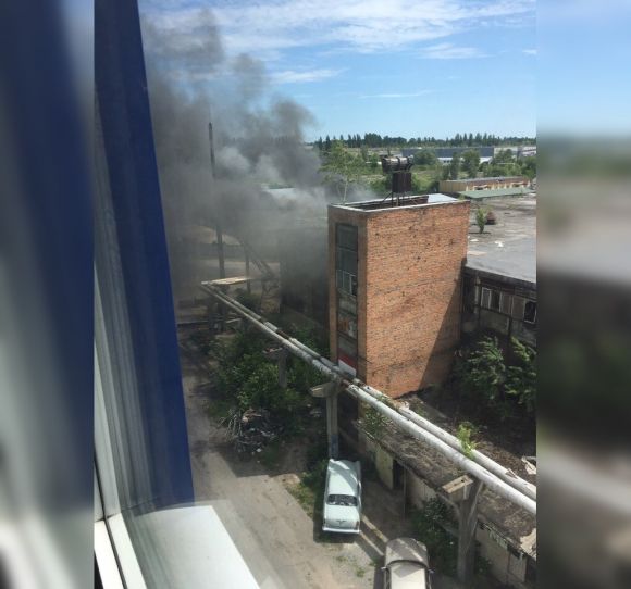 Горів підшипниковий завод. Пожежники гасили будівлю майже годину (ФОТО,ВІДЕО), фото №2 на сайті 20minut.ua