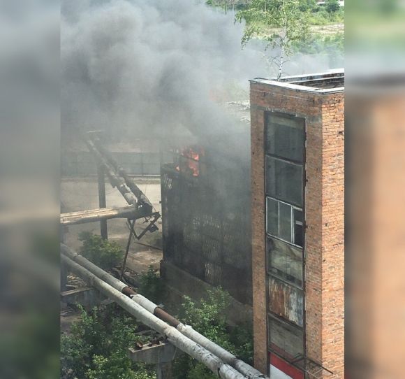 Горів підшипниковий завод. Пожежники гасили будівлю майже годину (ФОТО,ВІДЕО), фото №1 на сайті 20minut.ua
