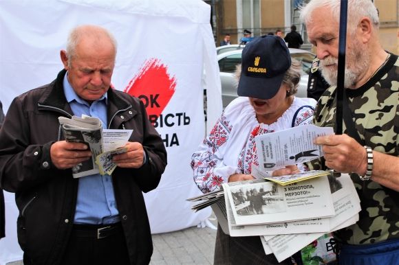 Піар для політиків та сором’язлива молодь. Під облрадою був мітинг (ФОТОРЕПОРТАЖ), фото №12 на сайті 20minut.ua