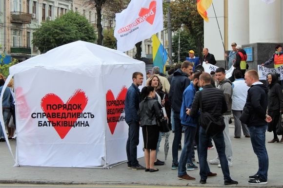 Піар для політиків та сором’язлива молодь. Під облрадою був мітинг (ФОТОРЕПОРТАЖ), фото №5 на сайті 20minut.ua