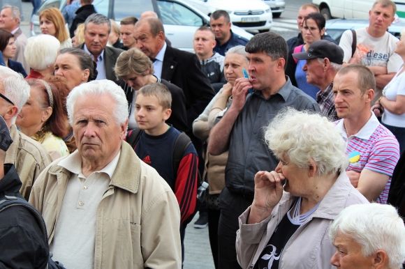 Піар для політиків та сором’язлива молодь. Під облрадою був мітинг (ФОТОРЕПОРТАЖ), фото №2 на сайті 20minut.ua
