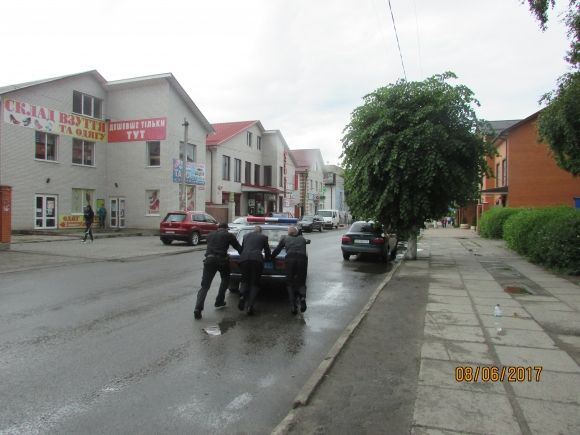 Як поліцейські поліцейську машину штовхали на сайті 20minut.ua Як поліцейські поліцейську машину штовхали, фото №4 на сайті 20minut.ua