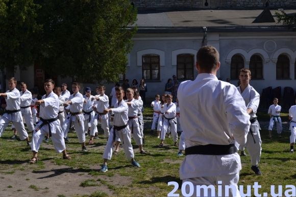 Фото дня. Дисципліна та сила: у Кам’янці пройшов турнір з командного куміте на сайті 20minut.ua Фото дня. Дисципліна та сила: у Кам’янці пройшов турнір з командного куміте, фото №5 на сайті 20minut.ua