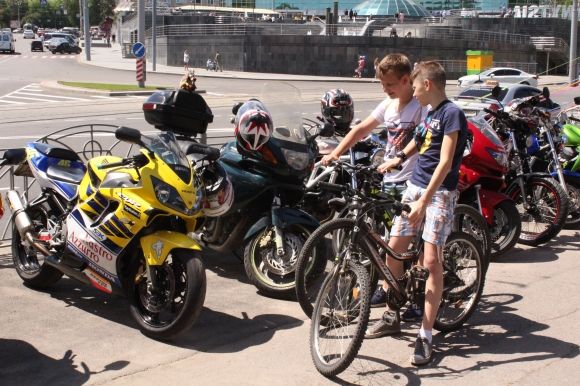 WorkOut-шоу, радіокеровані машинки та шалені хіміки: що відбувається у парку? (ФОТОРЕПОРТАЖ), фото №1 на сайті 20minut.ua