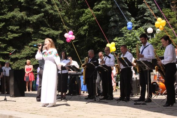 Оркестр, червоний дуб та погляд в історію. Як відкривали свято у Центральному парку (ФОТО, ВІДЕО), фото №8 на сайті 20minut.ua