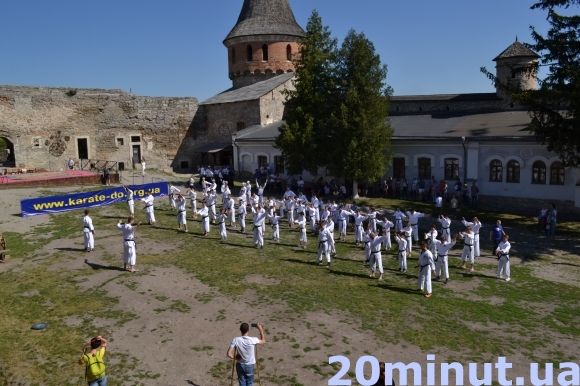 Фото дня. Дисципліна та сила: у Кам’янці пройшов турнір з командного куміте на сайті 20minut.ua Фото дня. Дисципліна та сила: у Кам’янці пройшов турнір з командного куміте, фото №1 на сайті 20minut.ua