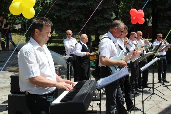 Оркестр, червоний дуб та погляд в історію. Як відкривали свято у Центральному парку (ФОТО, ВІДЕО), фото №6 на сайті 20minut.ua