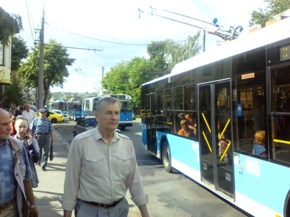 Півтори години замість 15-ти хвилин. Як їхали люди на роботу із Замостя (ФОТО, ВІДЕО), фото №1 на сайті 20minut.ua