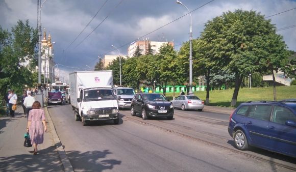 «Куди скаржитися? В ООН?»: Центральний міст потонув у заторах (ВІДЕО, ФОТО), фото №11 на сайті 20minut.ua