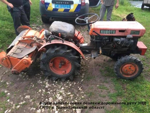 На Кременеччині перекинувся міні-трактор. Водій у реанімації із зламаними ребрами на сайті 20minut.ua На Кременеччині перекинувся міні-трактор. Водій у реанімації із зламаними ребрами, фото №1 на сайті 20minut.ua