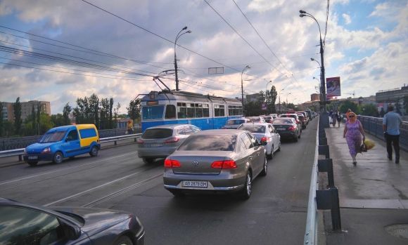 «Куди скаржитися? В ООН?»: Центральний міст потонув у заторах (ВІДЕО, ФОТО), фото №2 на сайті 20minut.ua